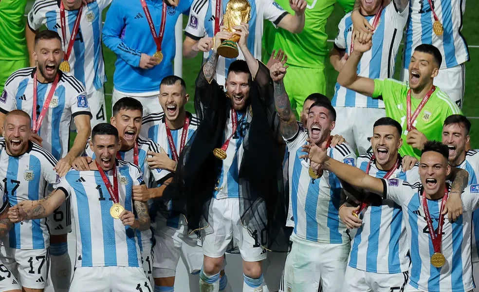Messi ergue a taça da Copa — Foto: Odd Andersen/AFP