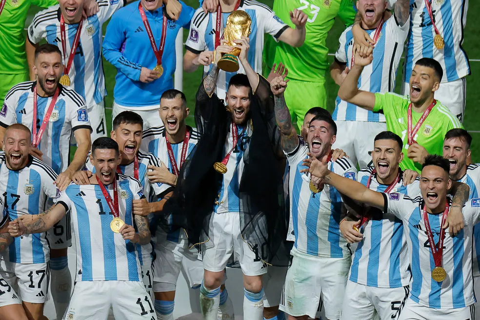 Messi ergue a taça da Copa — Foto: Odd Andersen/AFP