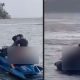 Vídeo +18: Casal é filmado "nhanhando" de bubuia em jet-ski perto da beira