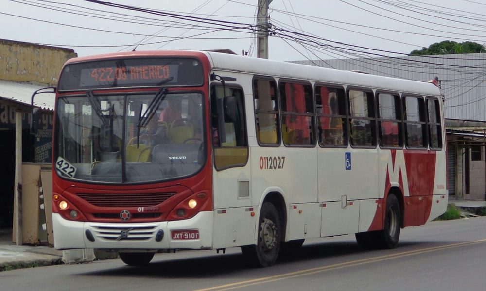 Em Manaus, pra fugir de assalto, mulher se joga de ônibus em movimento!