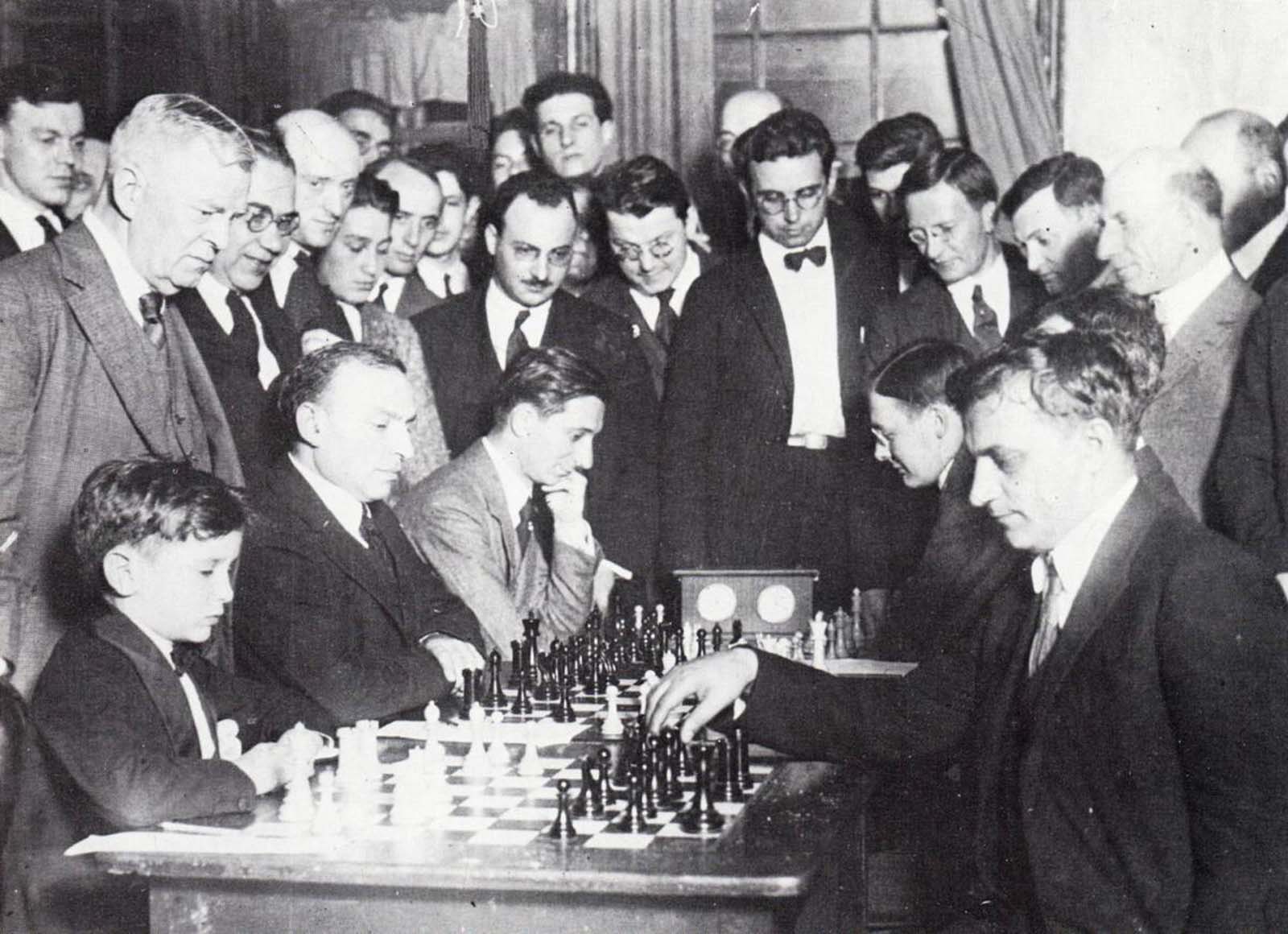 Reshevsky jogando xadrez em 1922.