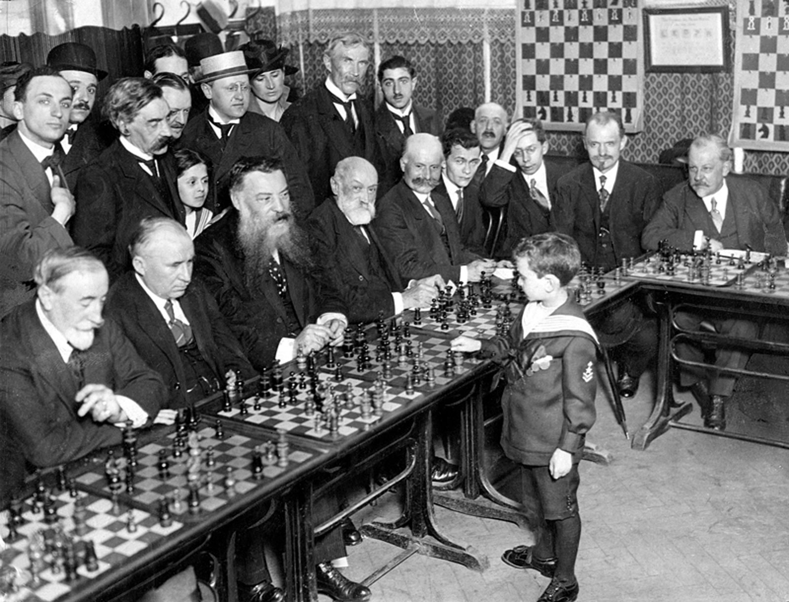 Samuel Reshevsky, 8 anos, derrotando vários mestres de xadrez de uma só vez na França, 1920