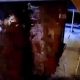 Vídeo: Carro vara parede, despenca de garagem e atropela mulher e bebê