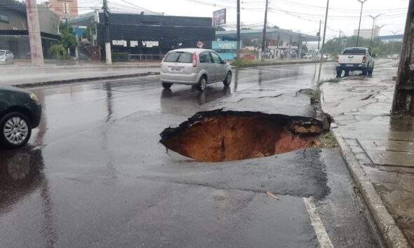 Chuva forte em Manaus abre cratera na Avenida Rodrigo Otávio!