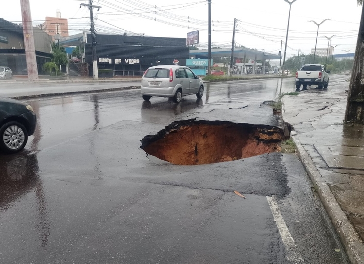 Chuva forte em Manaus abre cratera na Avenida Rodrigo Otávio!