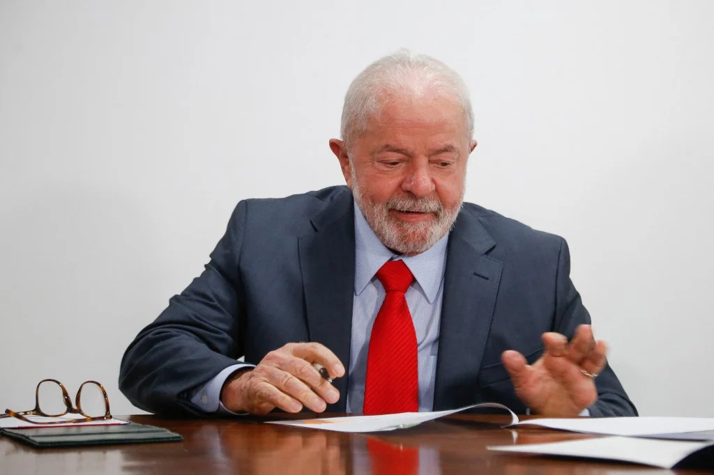 Lula dá libera em 56 militares ligados à presidência da República