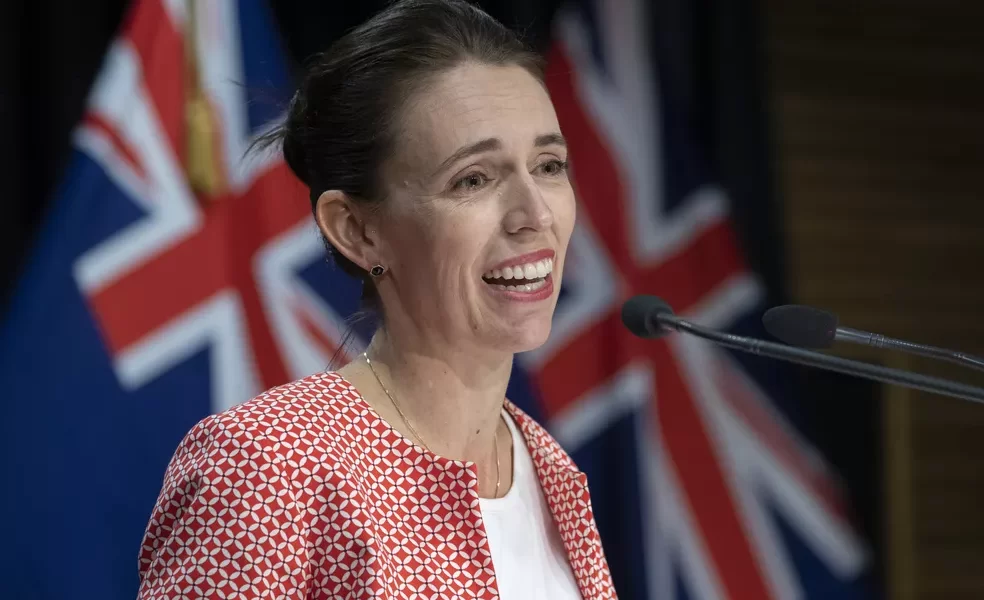 A primeira-ministra da Nova Zelândia Jacinda Ardern fala sobre as restrições do Covid-19 durante uma coletiva de imprensa em Wellington, em 23 de janeiro — Foto: Mark Mitchell/New Zealand Herald via AP
