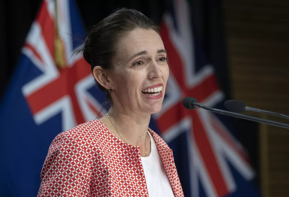 A primeira-ministra da Nova Zelândia Jacinda Ardern fala sobre as restrições do Covid-19 durante uma coletiva de imprensa em Wellington, em 23 de janeiro — Foto: Mark Mitchell/New Zealand Herald via AP 