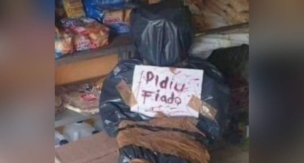 Marketing de Milhões : Empresário coloca cadáver com placa de "pediu fiado" para inibir pedidos de fiado!