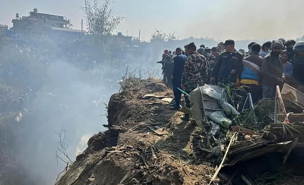 videos mostram o resgatge das vitimas do acidente aereo no nepal