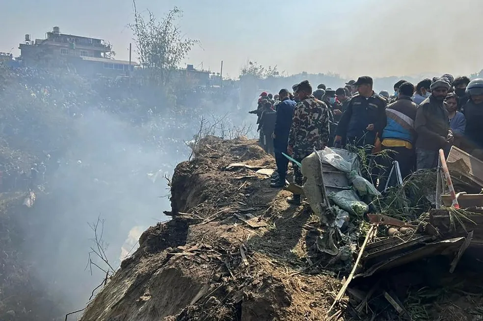videos mostram o resgatge das vitimas do acidente aereo no nepal