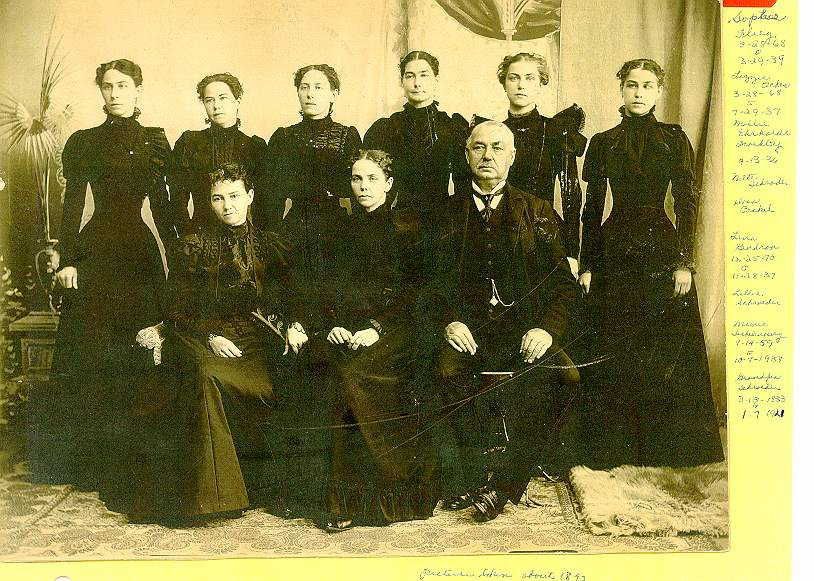 Nessa foto em Família, Olívia Palito, ou melhor, Dora Schrader Paskel é a última da esquerda para a direita. 