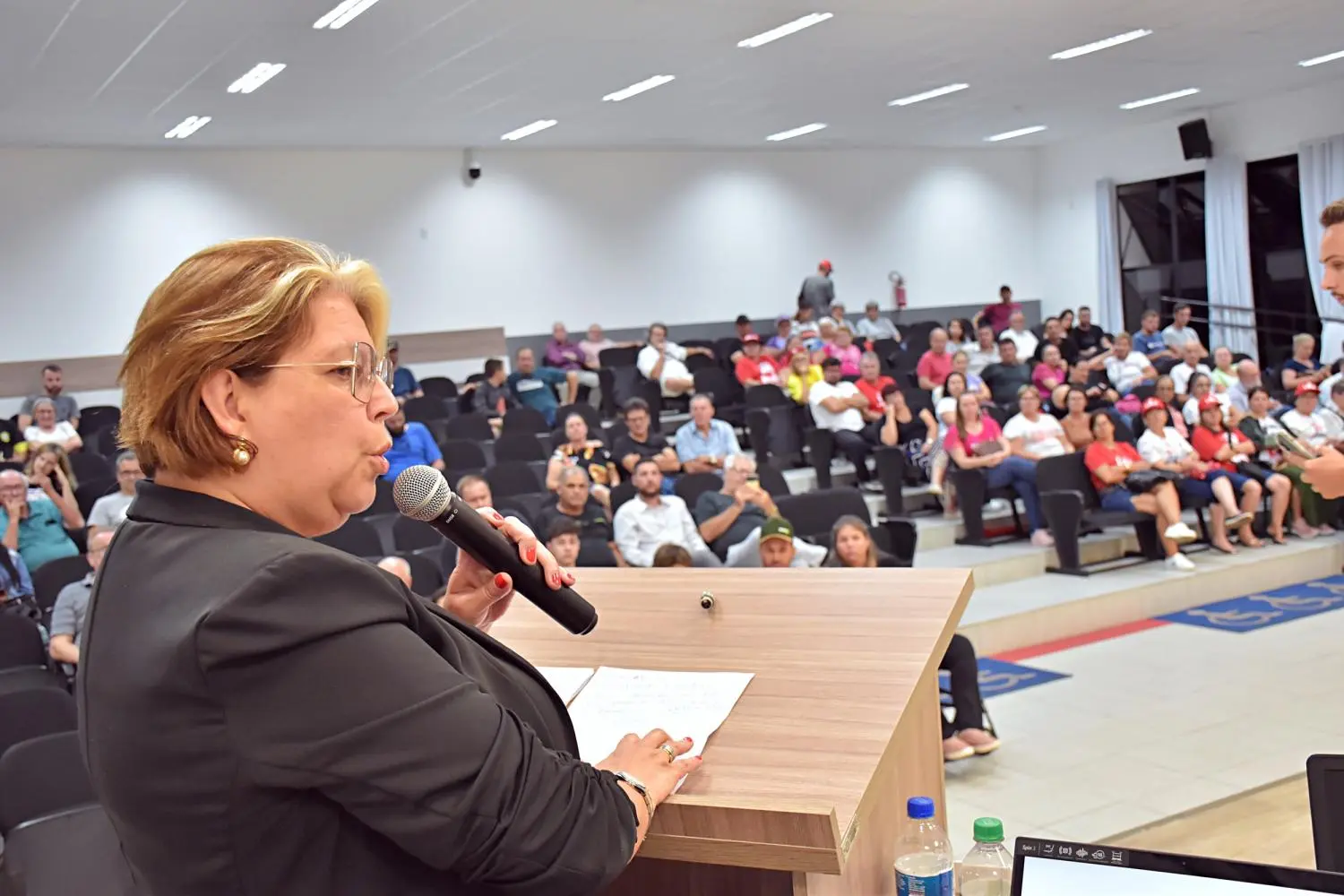 A vereadora Maria Tereza Capra (PT) faz a sua defesa durante votação a cassação do seu mandato na Câmara de São Miguel do Oeste (SC) Câmara Municipal de São Miguel do Oeste/Divulgação