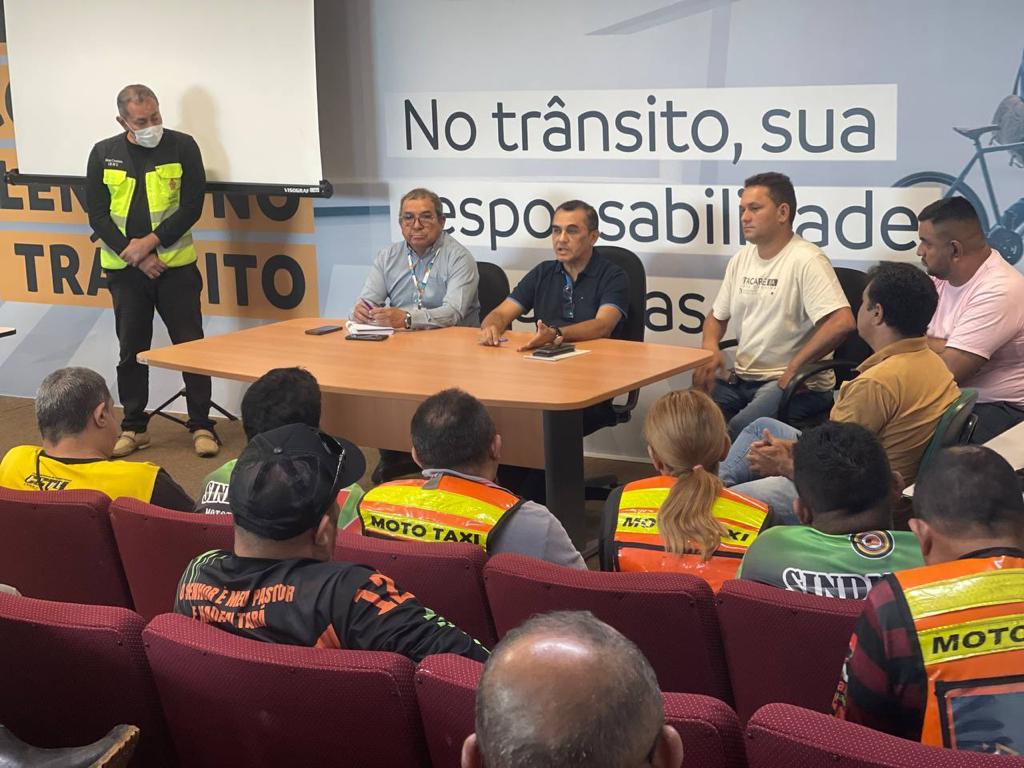 Prefeitura reúne com mototaxistas para discutir melhorias do serviço e redução de acidentes / Foto – Karol Silva / IMMU