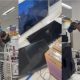 Vídeos: Homem surta e quebra tudo dentro de loja de eletrodomésticos