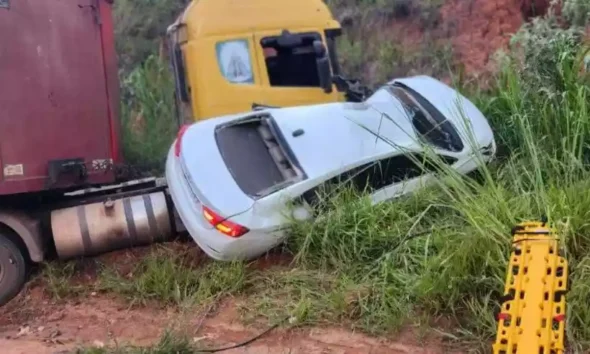 As vítima estavam dentro do carro e morreram no local do acidente (foto: SALA DE IMPRENSA CBMMG)