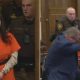 Vídeo : Mulher que foi presa por esquartejar e capar namorado, ataca o próprio advogado no tribunal!