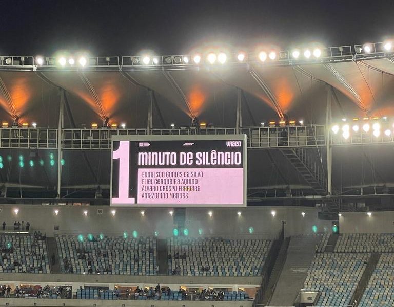 Amazonino, torcedor do Botafogo, é homenageado com um minuto de silêncio no clássico Vasco x Botafogo no Maracanã na noite desta quinta-feira (16/2)