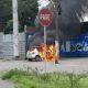 Carro pega fogo e fica totalmente destruído na Avenida Torquato Tapajós