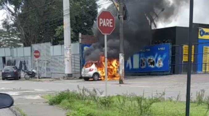 Carro pega fogo e fica totalmente destruído na Avenida Torquato Tapajós