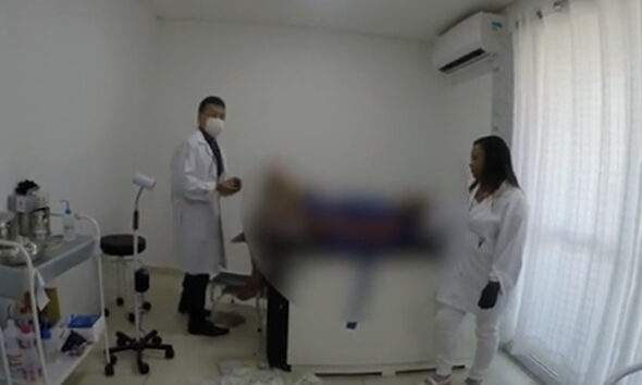 Vídeo +18 : Polícia flagra médico realizando aborto. Ele joga o feto no vaso e dá descarga!