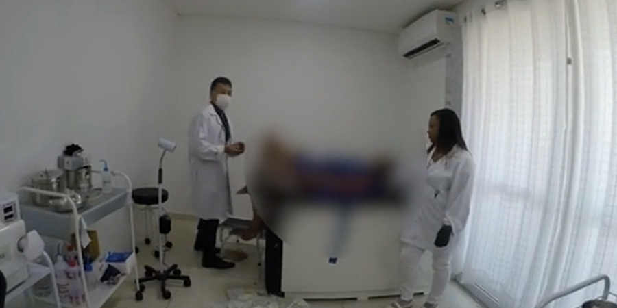 Vídeo +18 : Polícia flagra médico realizando aborto. Ele joga o feto no vaso e dá descarga!