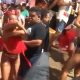 Vídeo +18: Novinha perde as estribeiras e fica pelada durante bloquinho de carnaval