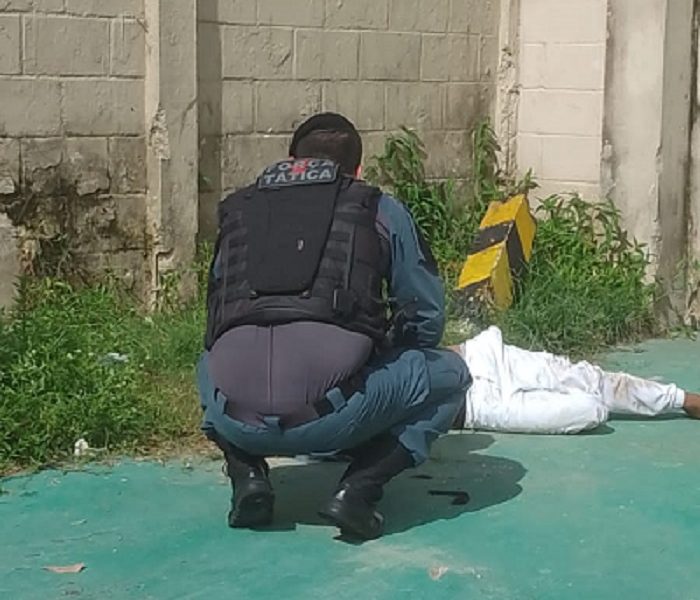 Policial Militar interroga o homem que foi espancado por populares depois de roubar a motocicleta