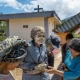 Debora Maupa morreu em 2009, aos 73 anos, mas seu corpo mumificado permanece na vila