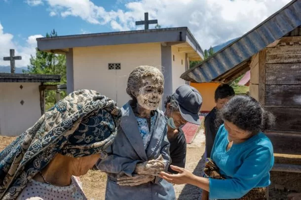 Debora Maupa morreu em 2009, aos 73 anos, mas seu corpo mumificado permanece na vila