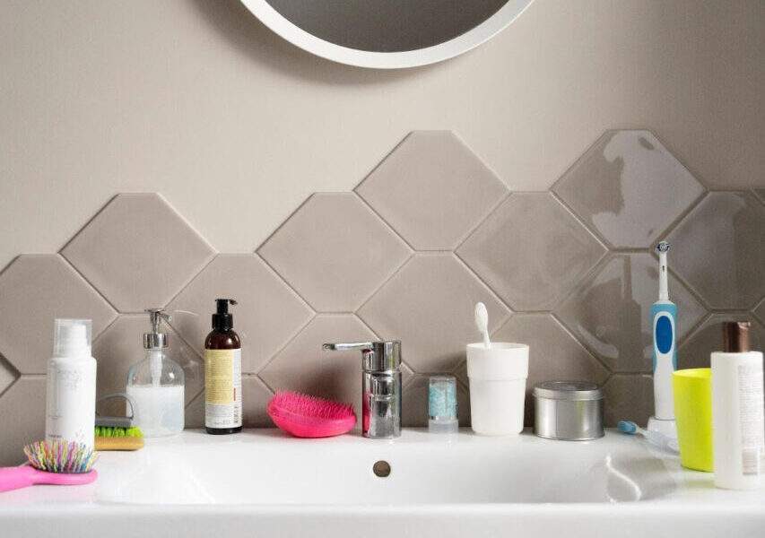 Azulejos de cor diferente da pia e da parede dão ar despojado ao revestimento no banheiro