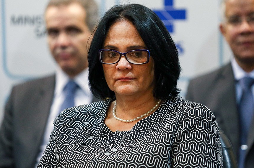 Senadora Damares Alves é afetada por paralisia facial por herpes zoster