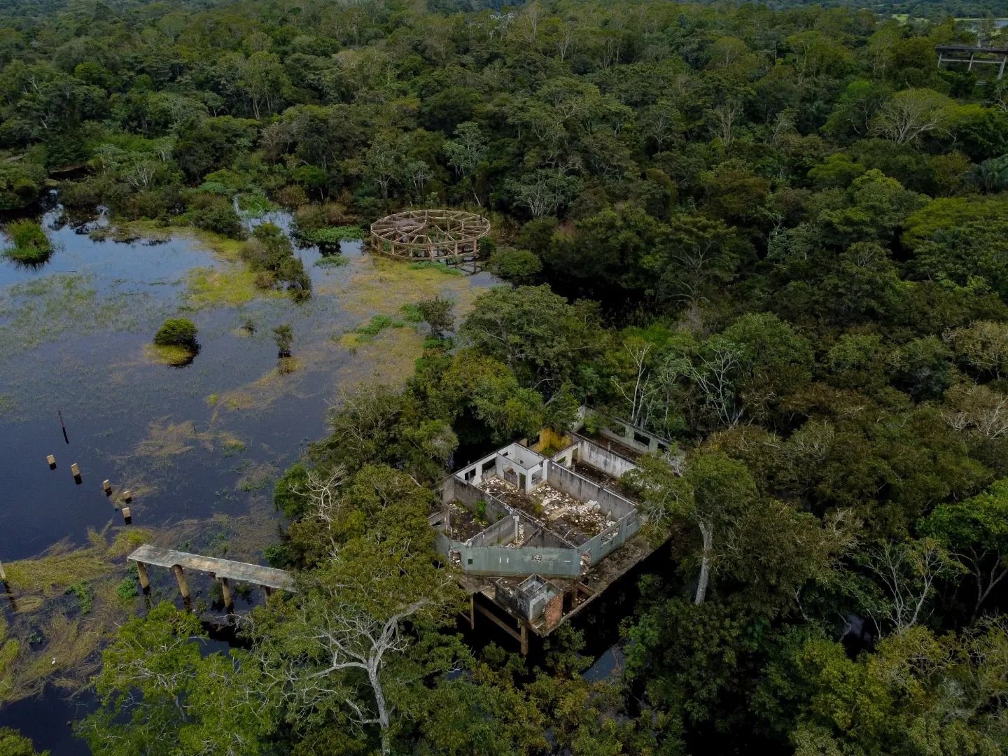 Ruínas do Hotel de Selva Ariaú Amazon Towers em Março de 2023 / Foto: Michael Dantas