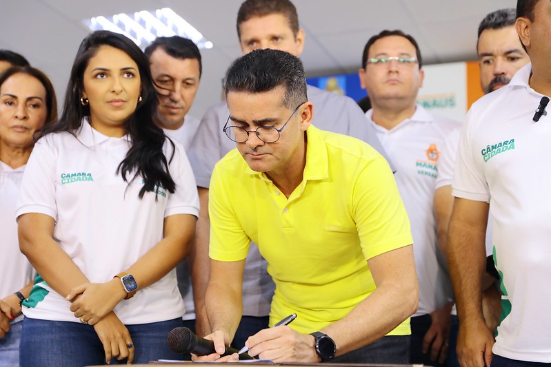Prefeito David Almeida sanciona lei que proíbe a instalação de medidores aéreos em Manaus