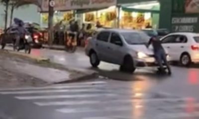 Vídeo: Instrutor de autoescola morre após ser arrastado em capô de carro
