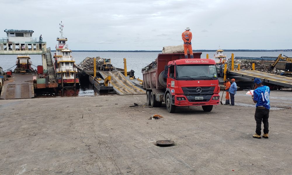 Prefeitura de Manaus realiza o transbordo de lixo no porto Trairi / Foto – Divulgação / Semulsp