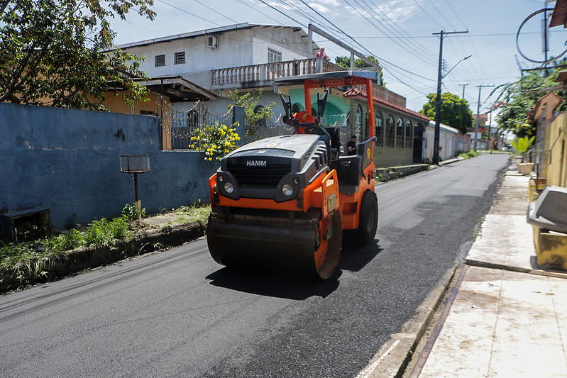 ‘Asfalta Manaus’ da prefeitura amplia serviços de recapeamento asfáltico no Japiim e contempla mais três ruas no bairro / Foto - Márcio Melo/Seminf