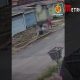 Vídeo mostra homem dando enxadada na cabeça por colega enquanto capinavam lote