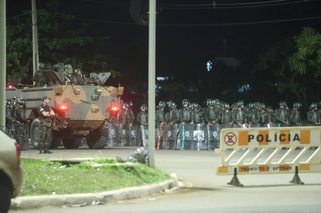 Urgente: Militares tomam Brasília e Bolsonaro assume a presidência!