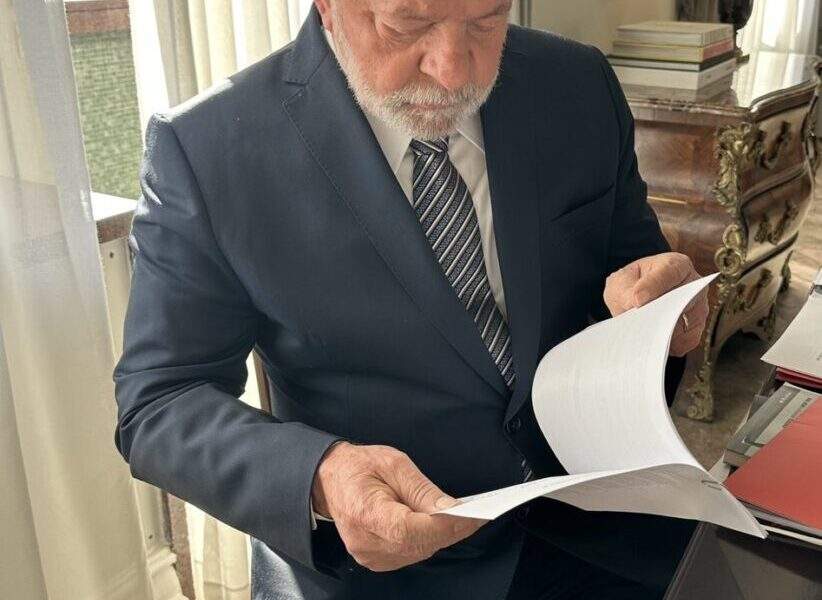 Lula com sua nova grava dada pela Janja