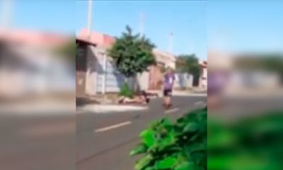 Vídeo : Adolescente de 12 anos fica com cabeça presa em bueiro ao tentar pegar celular!