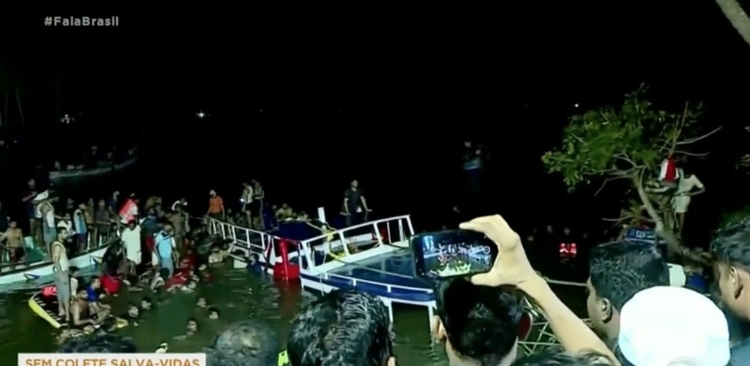 Barco turístico de dois andares naufraga e 22 pessoas morrem