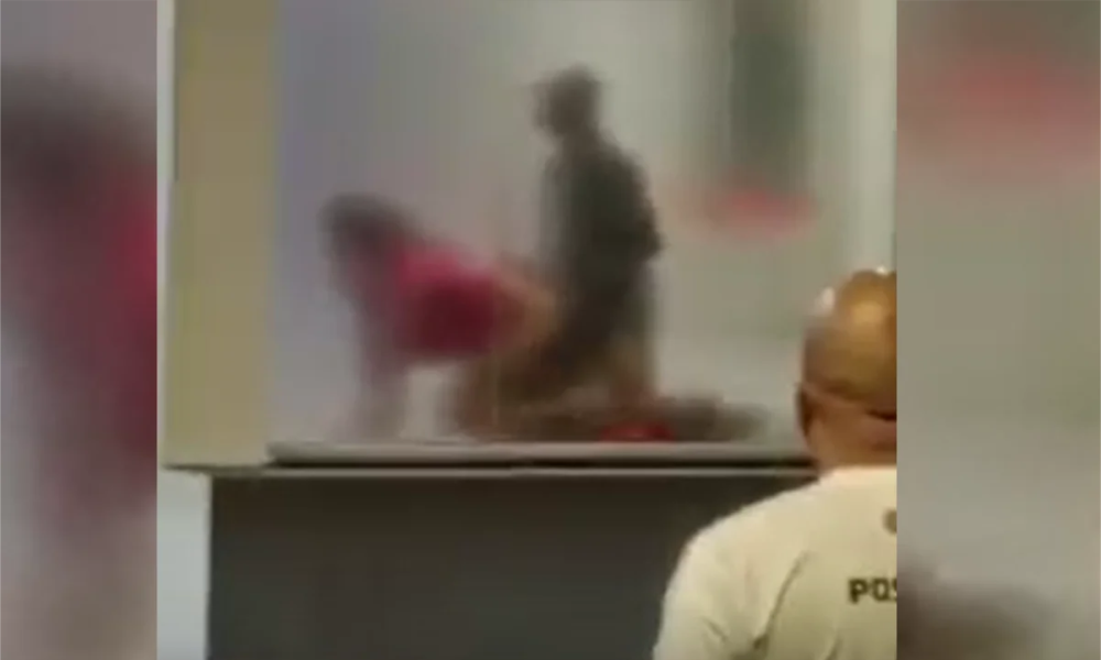 Vídeo +18: Casal é flagrado dando uma dentro de uma agência bancária na hora do expediente!