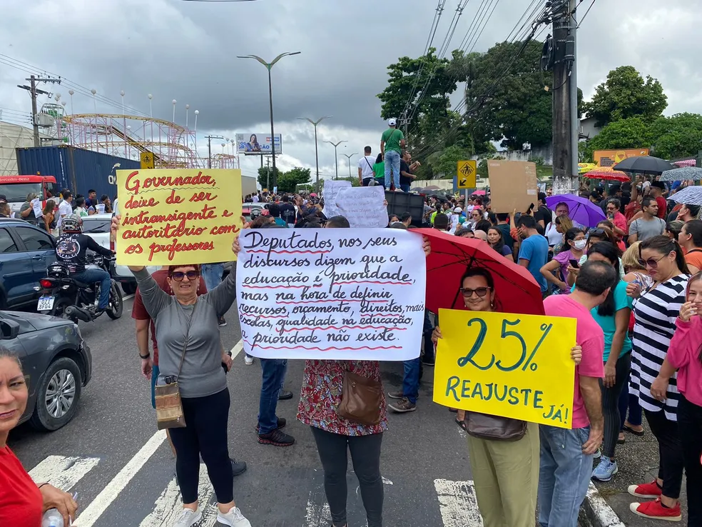 Greve do professores da rede estadual em Manaus — Foto: Jucélio Paiva/Rede Amazônica
