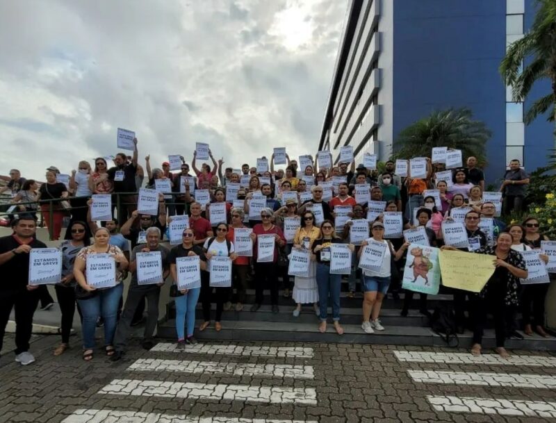 Os profissionais exigem reajuste salarial de 25% (Foto: Divulgação/ Sinteam) 