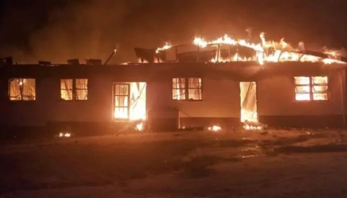 Incêndio em dormitório de escola na Guiana deixa pelo menos 20 crianças mortas
