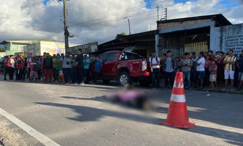 Vídeo +18 : Motoqueiro desvia de carro, se desequilibra, cai e morre esmagado por caminhão em Manaus