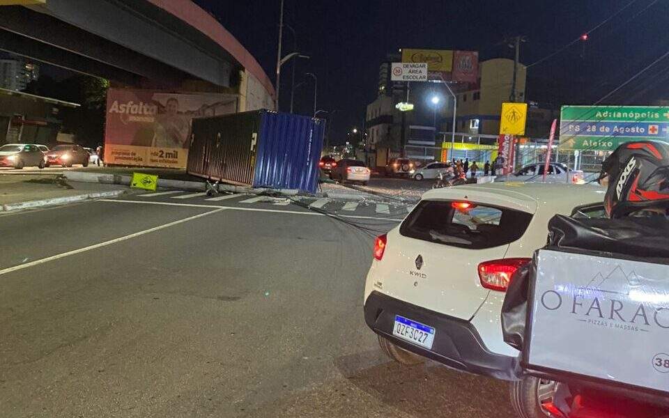 Vídeo: Container desaba de cima de viaduto em Manaus
