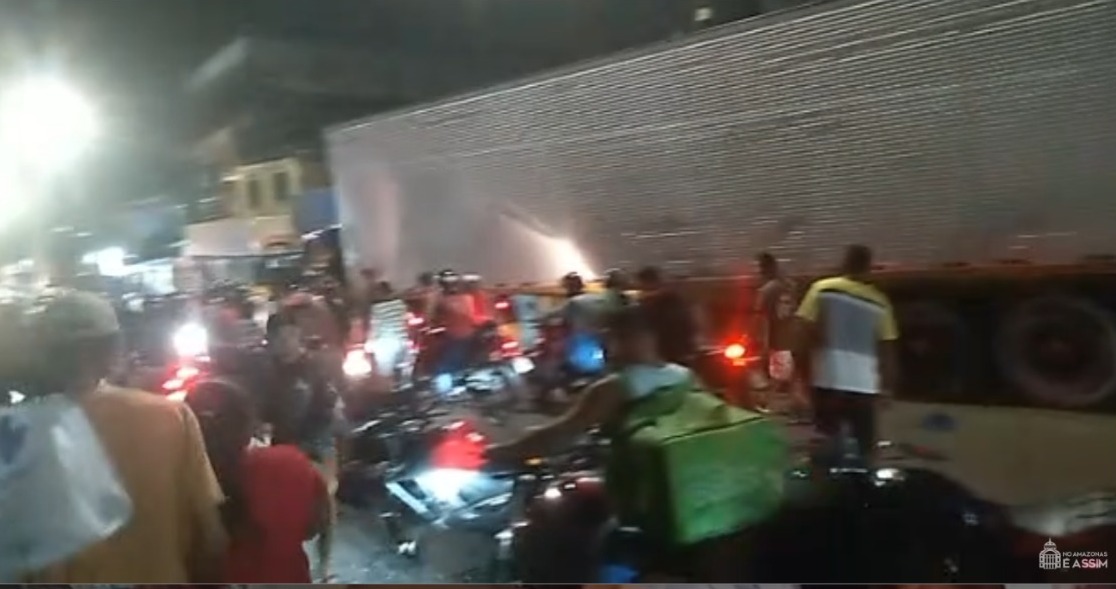 Vídeo: Condutor de carreta é preso após atropelar várias pessoas e atingir loteria na Alvorada, em Manaus