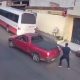 Vídeo : Micro-ônibus passa por cima de dupla de motoqueiros que estavam assaltando